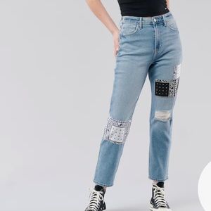 Hollister Ultra High Rise Mom Jean Light Wash with Patch Sz 27 (5R) EUC